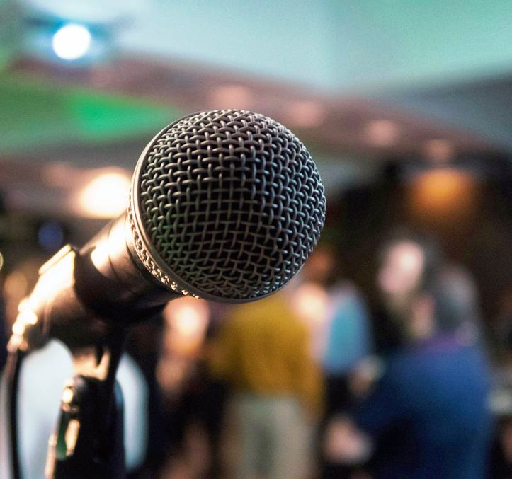 Ekspert występujący publicznie podczas konferencji przed publicznością